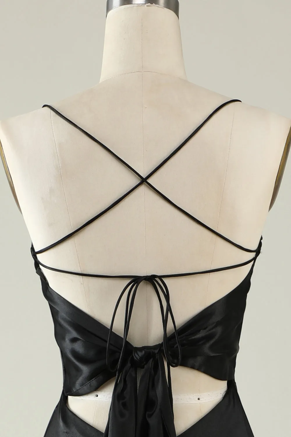 Abito da ballo in raso nero con spalline sottili con frange