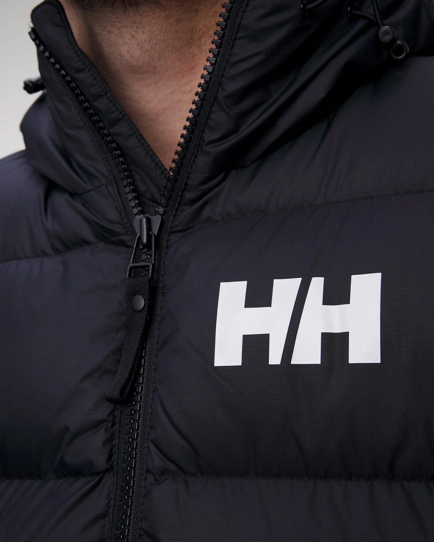 Giacca bianco-nera imbottita da uomo Helly Hansen Active Puffy 53523-823