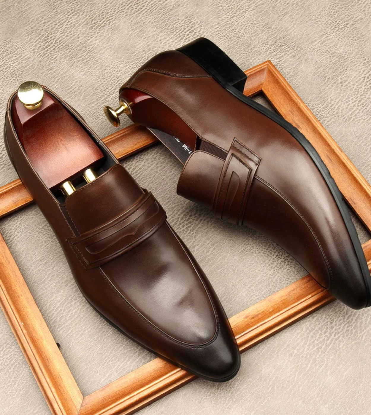 Scarpe eleganti da uomo calde di lusso in vera pelle 2023 New Style Designer Slip On Fashion Mocassini da lavoro neri con pellic